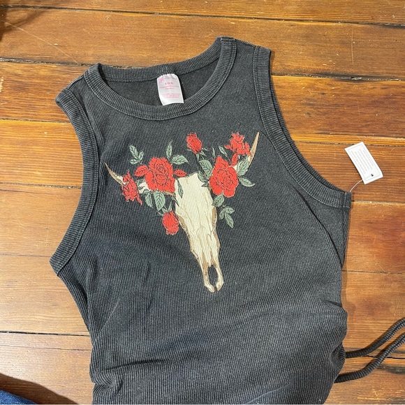 Gray Tank Top with Red Rose Skull Design small - Picture 3 of 6